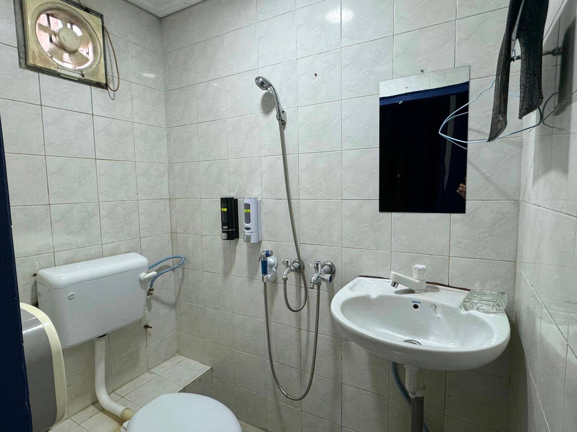 Oyo 91033 Vaigan Hotel Бинтулу Экстерьер фото