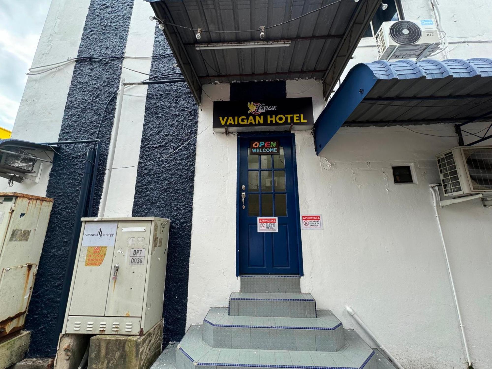 Oyo 91033 Vaigan Hotel Бинтулу Экстерьер фото